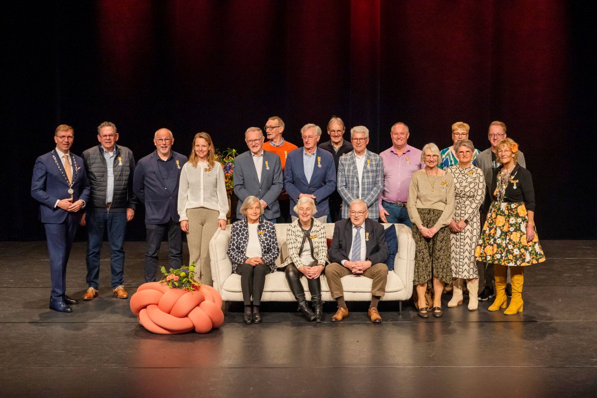#Lintjesregen 2024🏅 Burgemeester @gertjankats verraste 17 Veenendalers met Koninklijke onderscheiding! Van harte gefeliciteerd🎉 Kijk op veenendaal.nl/nieuws om te zien wie deze fantastische mensen zijn.