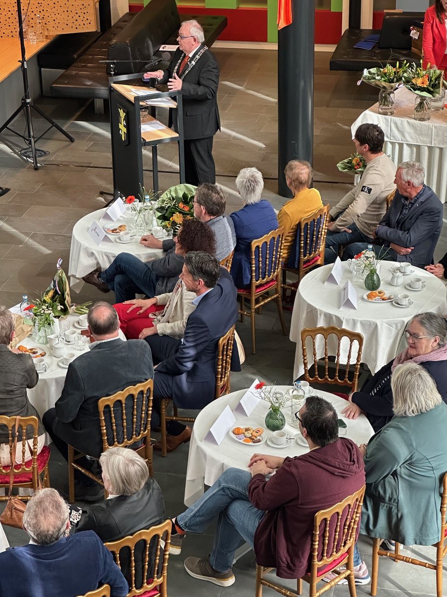 Vanochtend mocht ik maar liefst 16 inwoners verrassen met een Koninklijke onderscheiding. Zestien mensen van wie hun toewijding en betrokkenheid voorbeelden zijn voor iedereen. Van harte gefeliciteerd aan de gedecoreerden. Ik ben trots op jullie verdiensten. 🎖️