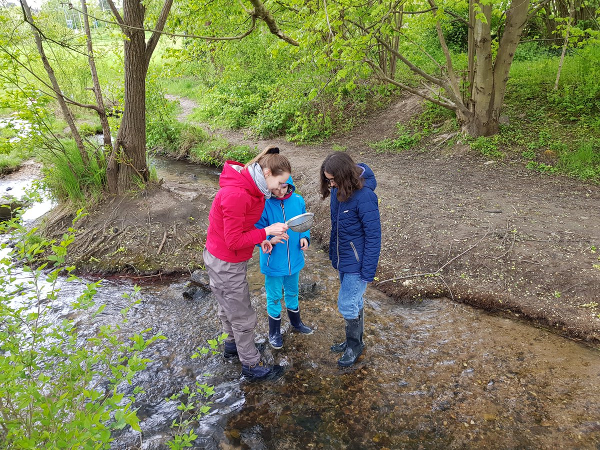 #GirlsDay: Begeisterte Teilnehmerinnen bekamen Einblicke in die faszinierende Tierwelt unserer Fließgewässer und konnten neben Insektenlarven viele andere Tiere unter die Lupe nehmen🔍
Mehr Infos zur #Biologie der Fließgewässer in #Hessen: 
👉hlnug.de/themen/wasser/…
@Der_GirlsDay