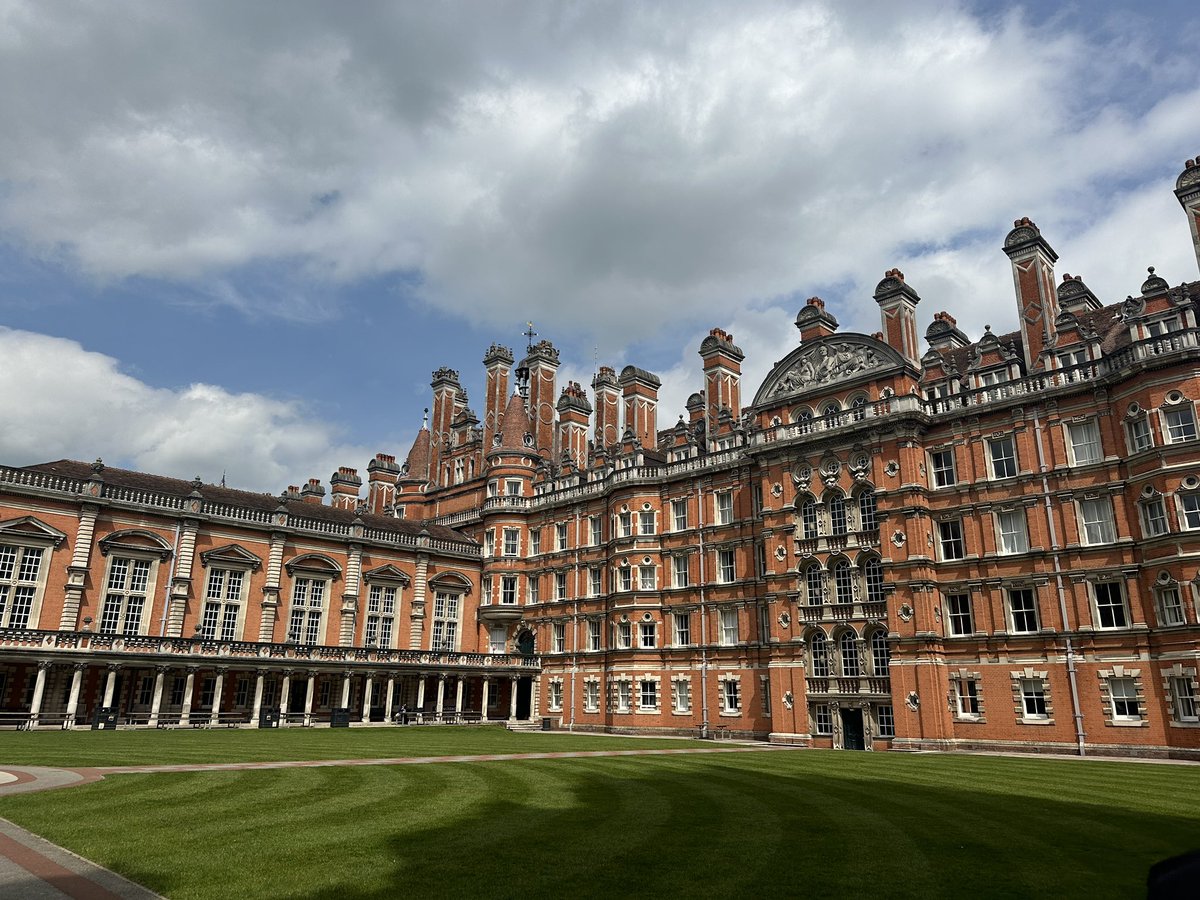 At @RoyalHolloway today with 10 very excited @HabsHatcham Year 9 students for their @BrilliantClub Graduation trip. #HatchamAdvantage #ScholarsProgramme