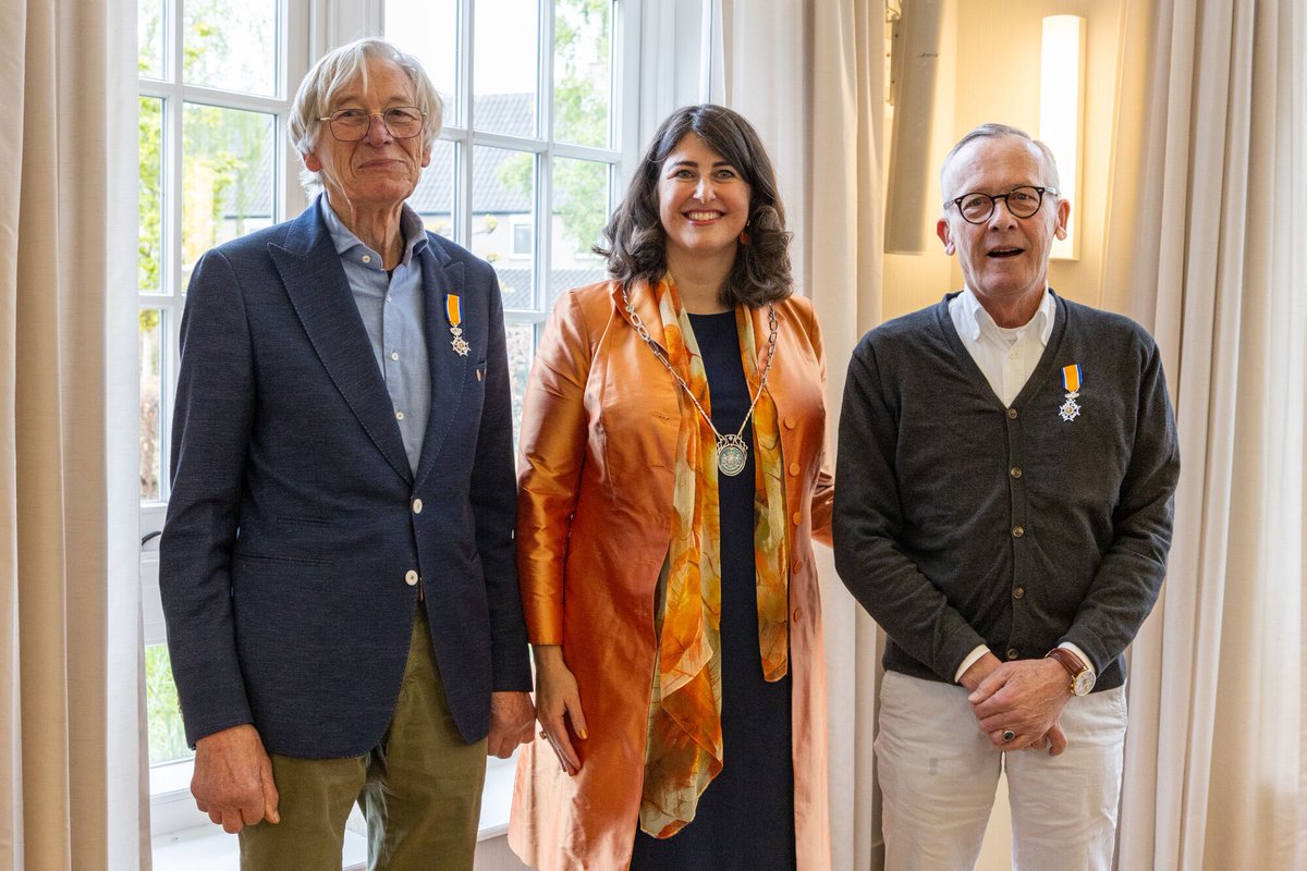 Enorm verrast waren twee inwoners van de <a href="/Gem_Blaricum/">Gemeente Blaricum</a> vandaag tijdens de #lintjesregen! Mooi om twee bijzondere inwoners vandaag in het zonnetje gezet te mogen hebben.