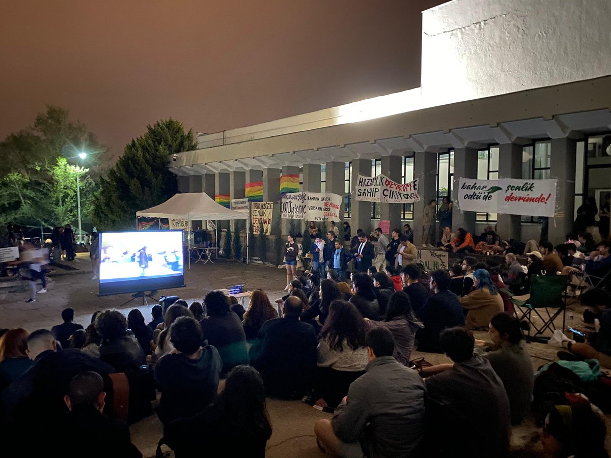 ODTÜ’de öğrenciler rektörlük önündeki nöbetin 2. gecesinde direnmeye Şenlik Belgeseli izleyerek devam etti. Şenlik bizim, Devrim sahnesini alacağız!