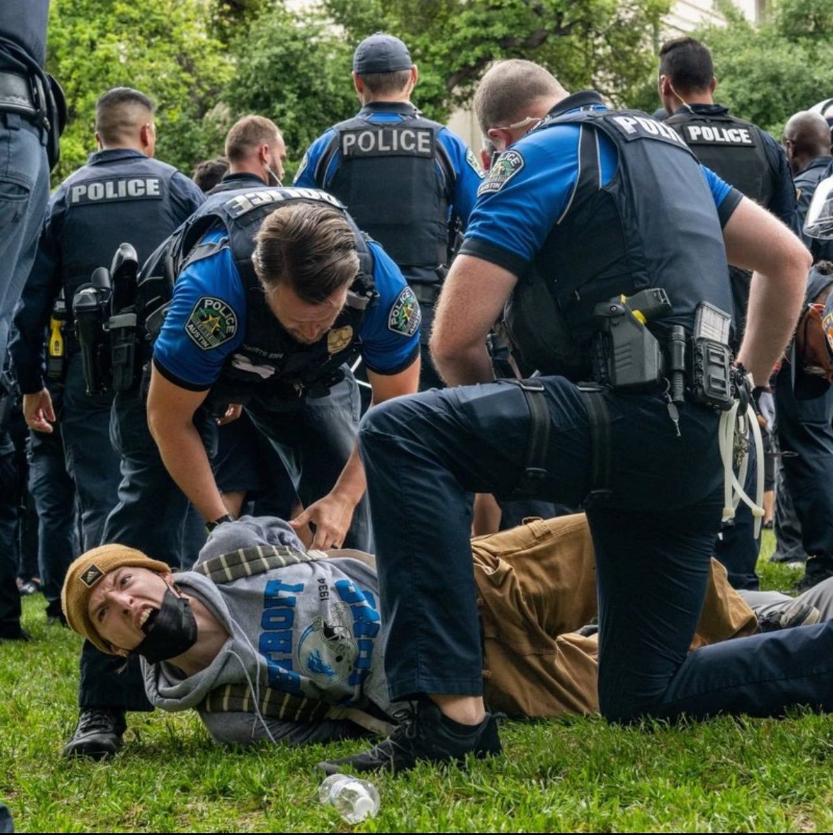 REVMAXXING's tweet image. 🚨🇺🇸 IN AMERICA, YOU GET ARRESTED FOR OPPOSING ZIONISM AND GENOCIDE!

AMERICA IS DICTATORSHIP!