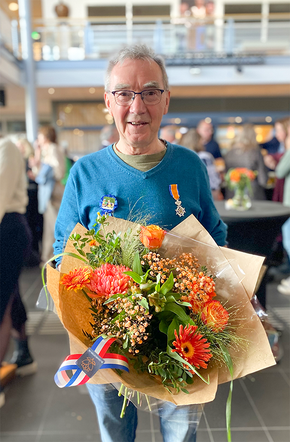 Eerdenaar Ad Bekkers is vanmorgen tijdens de lintjesregen in gemeente Meierijstad door burgemeester Kees van Rooij Koninklijk onderscheiden en benoemd tot Lid in de Orde van Oranje-Nassau!