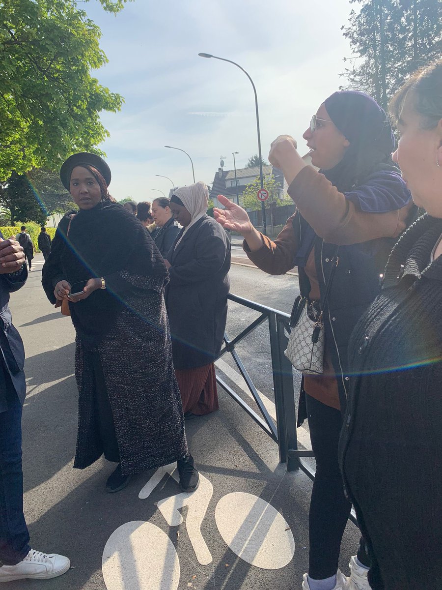 Présent en soutien ce matin au rassemblement devant le collège Léon Blum à Villiers le bel pour l’opération collège mort L’ensemble de la communauté éducative et les parents d’élèves refusent le dispositif réactionnaire du choc des savoirs et demandent des moyens pour l’école