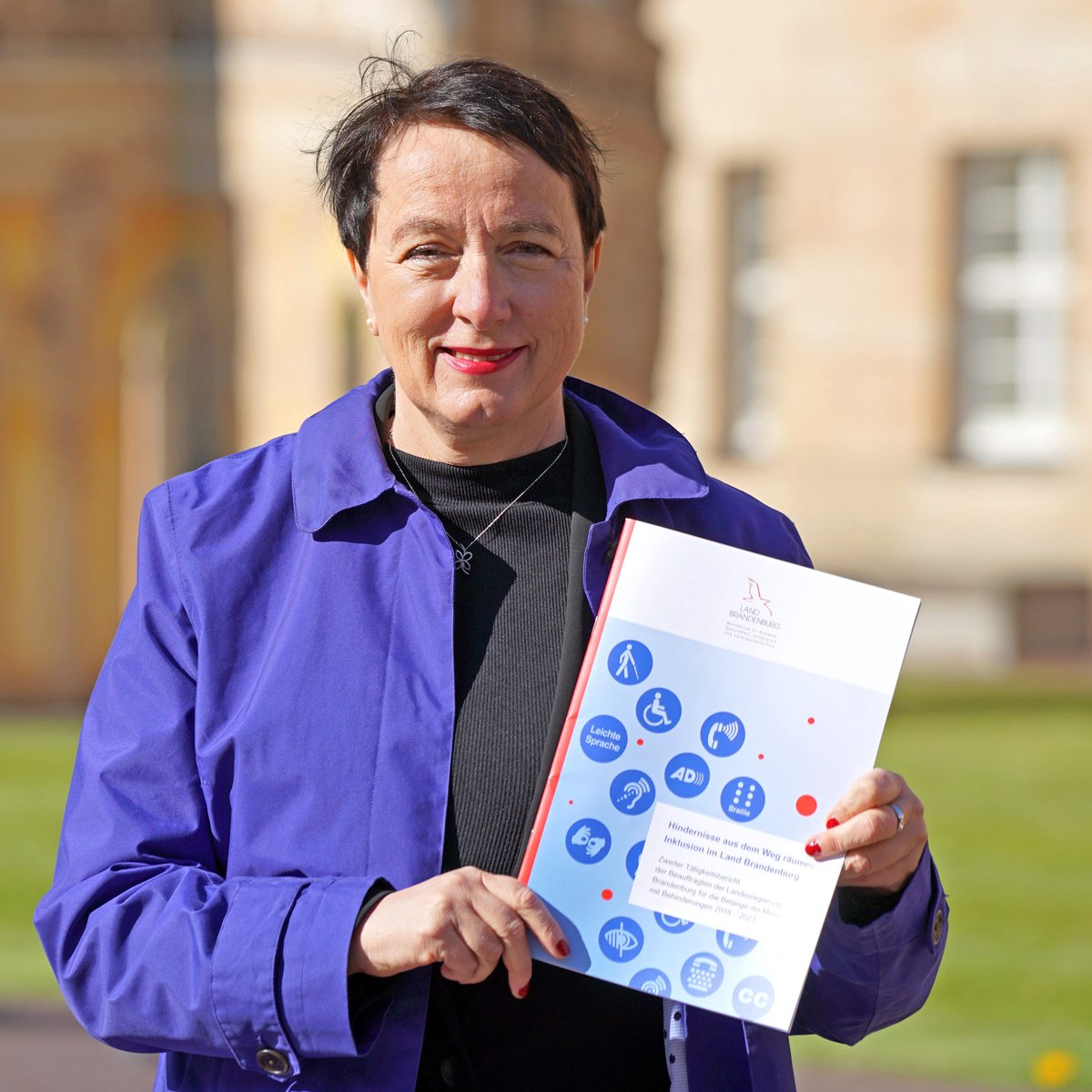 Landesbehindertenbeauftragte Janny Armbruster hat ihren Tätigkeitsbericht im Landtag vorgestellt: „Wir haben bei Inklusion und Barrierefreiheit in Brandenburg viel erreicht. Dennoch haben Menschen mit Behinderungen in unserer Gesellschaft vielfach noch immer einen schweren Stand.