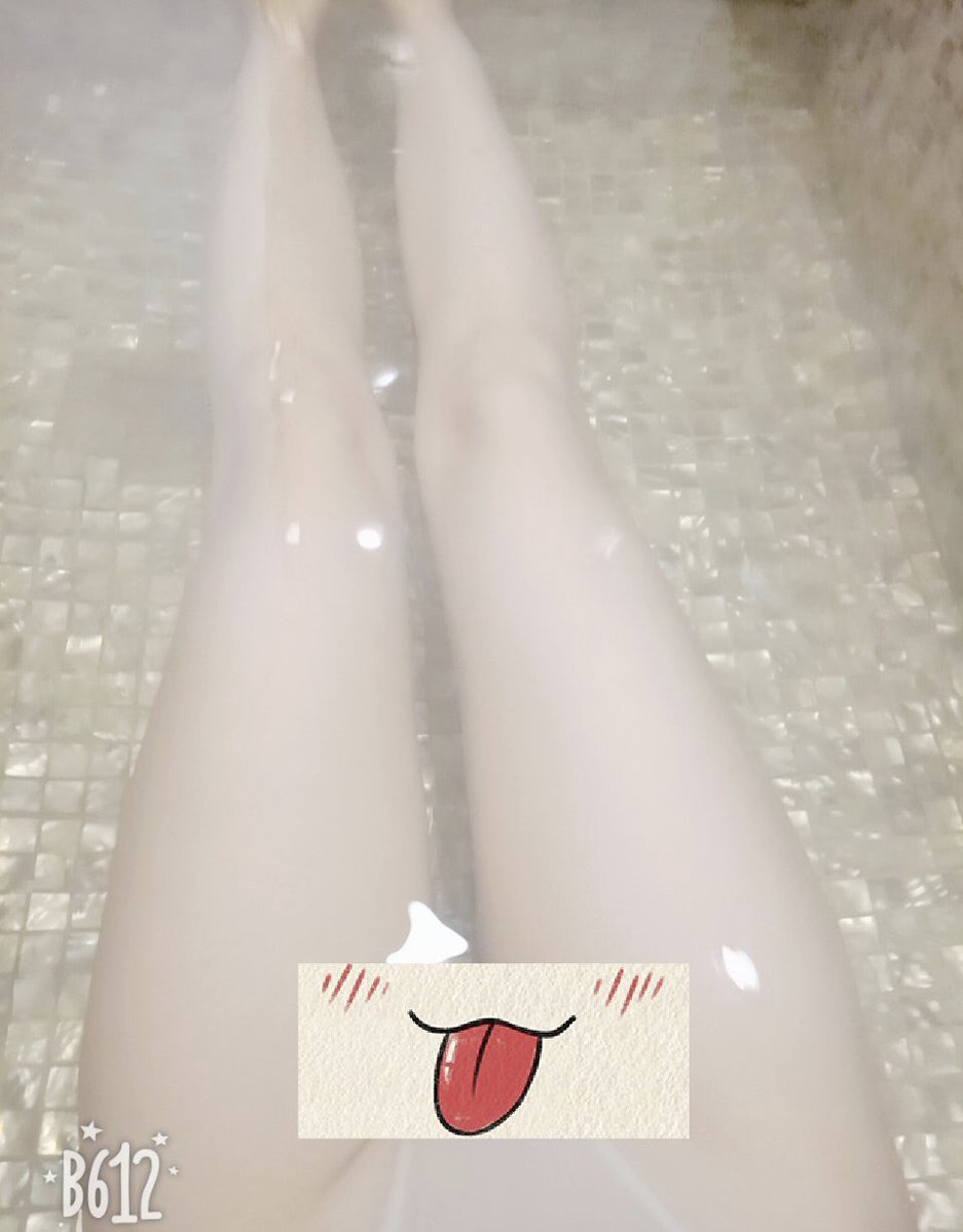 小騷女身高158，請問下面要穿什麼...

A：白絲
B：黑絲
C：什麼都不穿