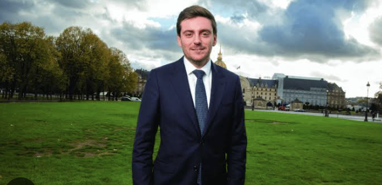 tcabarrus's tweet photo. Jordan Bardella est "fatigué"
 Son entourage l'affirme, Jordan Bardella a un coup de mou. Il s'est senti mal juste au moment où il devait répondre aux questions des journalistes.
Était-il mal préparé pour ferrailler après le discours de haute volée du chef de l'État? 
S'est-il senti, dans un éclair de lucidité, incapable, vide, creux, fragile au point de renâcler devant l'obstacle d'une conférence de presse? 
Pas du tout, il était "fa-ti-gué", on vous dit, et il est allé s'allonger sur un canapé, contrarié, "mécontent de lui-même", laissant le soin, "par nécessité", de faire le job à son directeur de campagne (qu'on ne connaît pas bien), le député Alexandre Loubet.
On pourrait résumer ainsi ce minuscule incident:  "quand un malaise crée le malaise..."