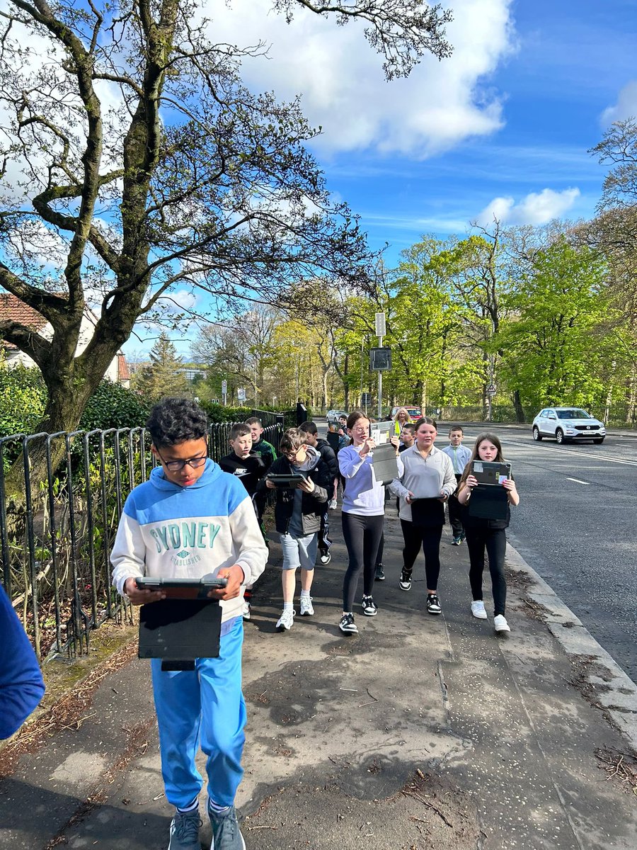 P5/6 enjoyed their World of Work Walk spotting different jobs in their community.