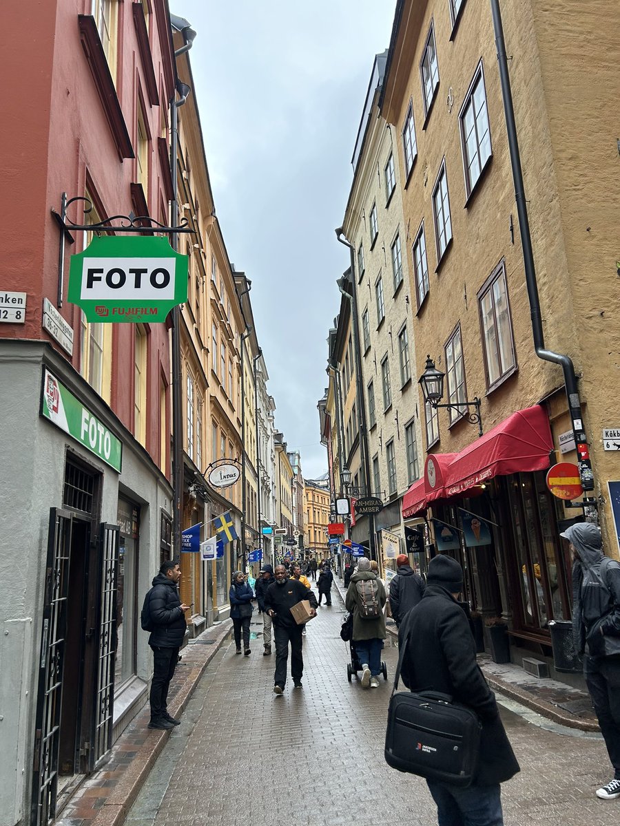 Stockholm izlenimleri:

• İnsanları Zengin
• Temiz bir şehir 
• Herkes İngilizce biliyor
• Euro kabul etmiyorlar
• Birayı seviyorlar
• Fazlaca sakinler
• Gençler biraz soğuklar