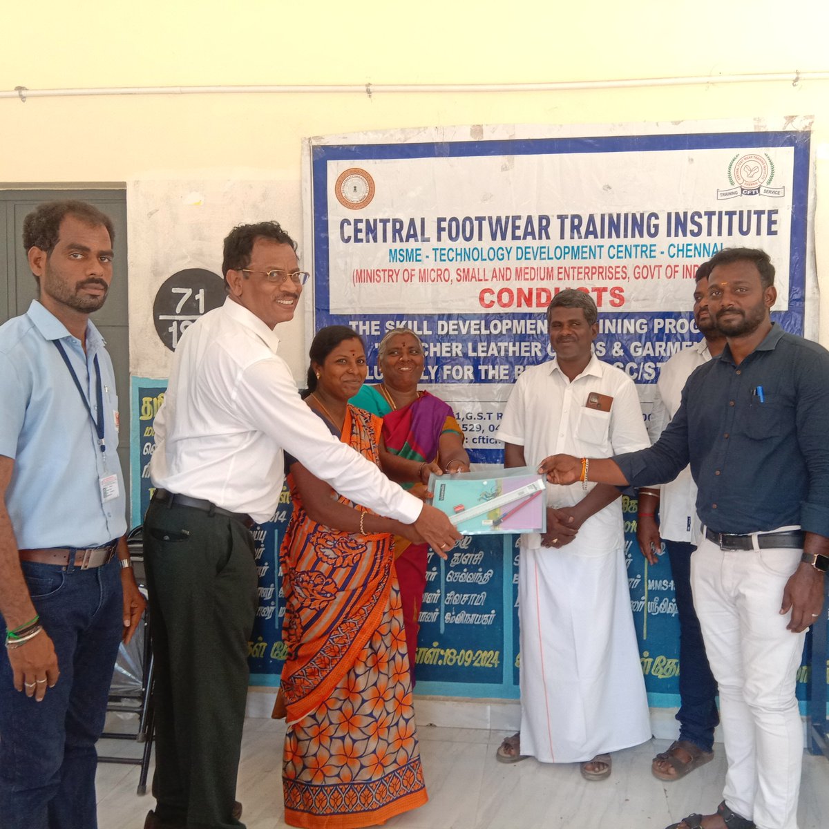 🎉CFTI Chennai Coordinator Mr. Koteeswaran & Village President Shri. Raja inaugurate a Skill Training Centre, empowering candidates with essential training kits. A step towards building a skilled workforce! 👏 @dcmsmeoffice @minmsme @mygovindia #SkillDevelopment #Empowerment