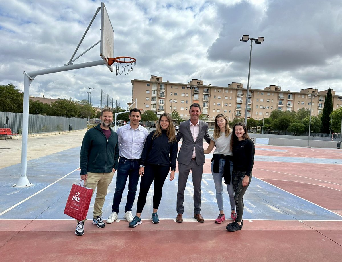 El programa jove de @projectehomebal ha arrencat la 1a jornada d’activitats amb participants d’entre 16 I 23 anys a les pistes de Son Cladera. El director general d’Esports @davidsalomds i el gerent de l’IME @minibennasar , han donat la benvinguda als participants i a l’equip.