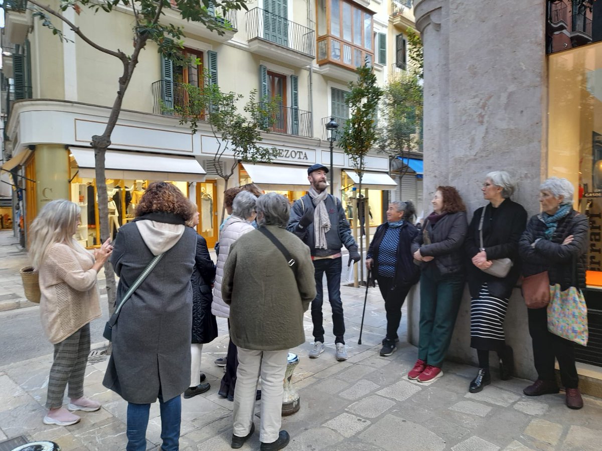 cepasoncanals's tweet photo. Els alumnes de visita al patrimoni cultural mallorquí han participat de l'itinerari per Ciutat. https://t.co/CD0PTxN74c