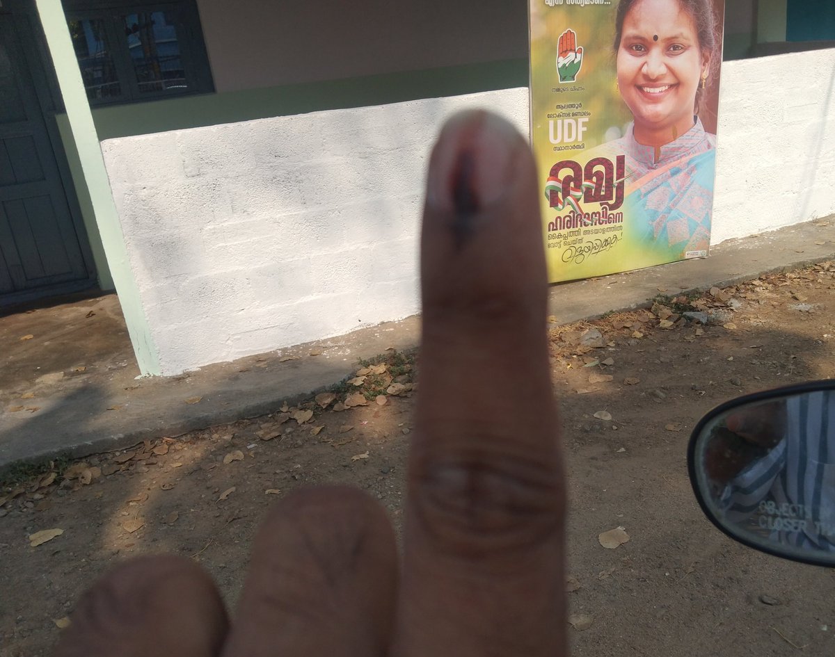 Al_Abhilash2244's tweet image. ചേച്ചിക്കൊരു വോട്ട്...!!😌💙

#VoteForUDF 
#VoteForINDIA