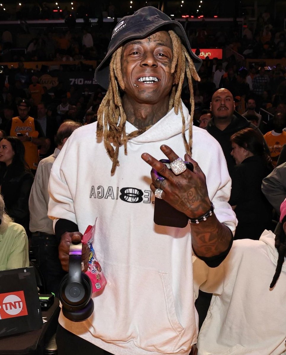 Snoop Dogg & Lil Wayne at the Lakers game 🏀