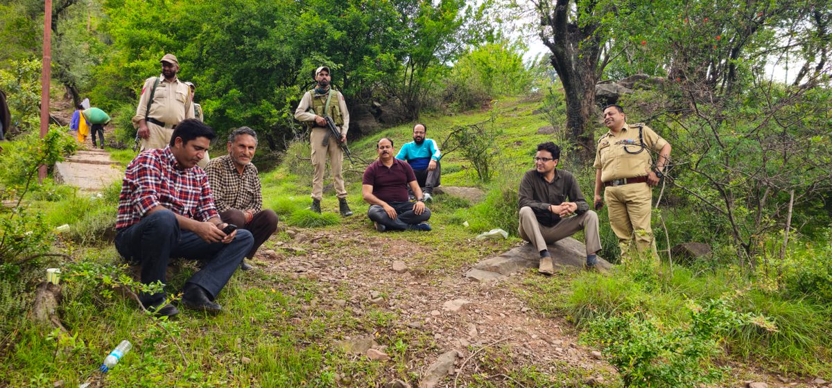 #ParnoteLandSink #Ramban DC Ramban @BaseerUlHaqIAS, along with ADC Varunjeet Singh Charak, Tehsildar Deep Kumar and other concerned personally supervising/ monitoring the relief camp established for the victims of recent land sinking in Parnote Ramban. District Administration is