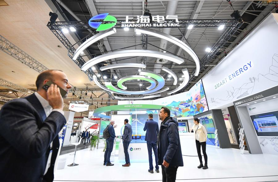 🌍 This week at #hannovermesse, Chinese exhibitors make up 30% of nearly 4,000 participants from 60 countries.

An AHK Greater China survey shows 78% of German firms are optimistic about China's economic prospects, with 85% praising its innovation. 🇨🇳🇩🇪

#InvestChina