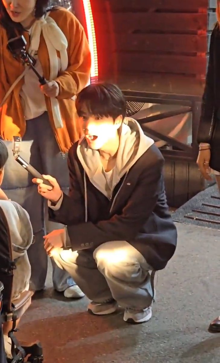 문 tweet media
