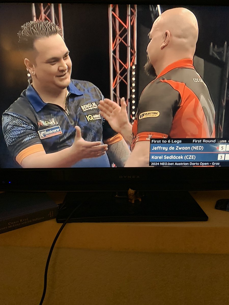 I was just casually watching the darts at 4:50 in the morning and noticed @BlackCobra180 is playing with new darts. Straight barrel as opposed to his normal taper. Looks like it’s triple PVD Coated. Nice darts@HighRollerRadio @WeeMan170 @DaveMechwarrior @Thehammerwields