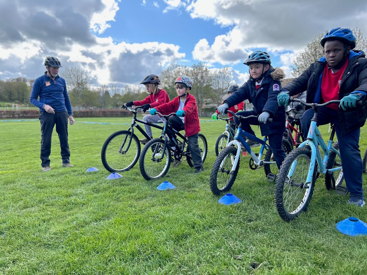 Short Track Racing is back this term in the Earlston cluster! @melrose_ps got lucky with the weather for their first session yesterday! 🤩🚴‍♂️ Fantastic afternoon with everyone quickly grasping the fundamentals of controlling bikes with no brakes or gears!