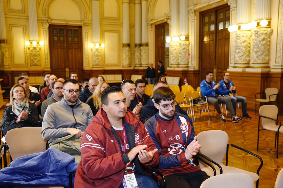 El alcalde, @JesusJCarnero , recibe en el Ayuntamiento a una representación de los participantes en la fase final de la #Eurocup3 de baloncesto en silla de ruedas organizada por el @valladolidbsr, en la que participan 8 equipos (3 turcos, 3 españoles, 1 italiano y 1 inglés).