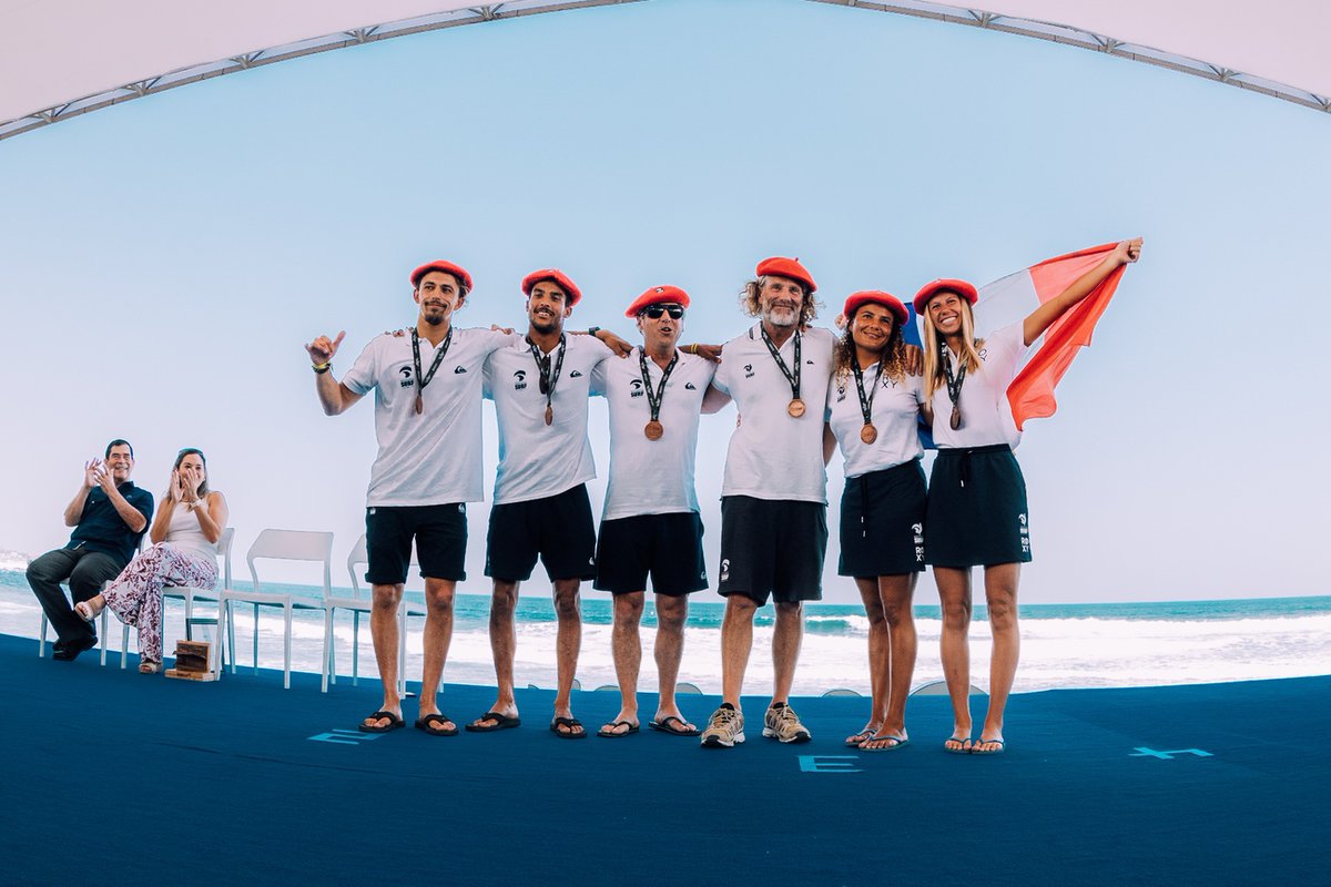 Bravo à l'équipe de France qui décroche la médaille de bronze 🥉 des championnats du monde ISA de longboard 2024 au Salvador. Doubles tenants du titre, les Bleus 🇫🇷 ont manqué de réussite lors de la dernière journée mais montent sur le podium 👉 bit.ly/3QgCoqX