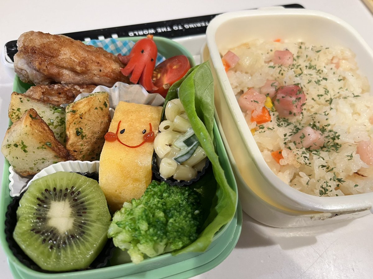 こんばんは お疲れ様です #今日のお弁当パート2 #旦那弁当 #お弁当記録 中手羽唐揚げ フライドポテト マカロニサラダ 玉子焼き ウインナー キウイ🥝 4/26(金) ご飯はピラフ風にしました⚐ﾞ のり塩フライドポテト美味しい✨️ 今日もお仕事 気をつけて行ってきてね(*´︶`*)ﾉｲｯﾃﾗｯｼｬｲ♪*ﾟ