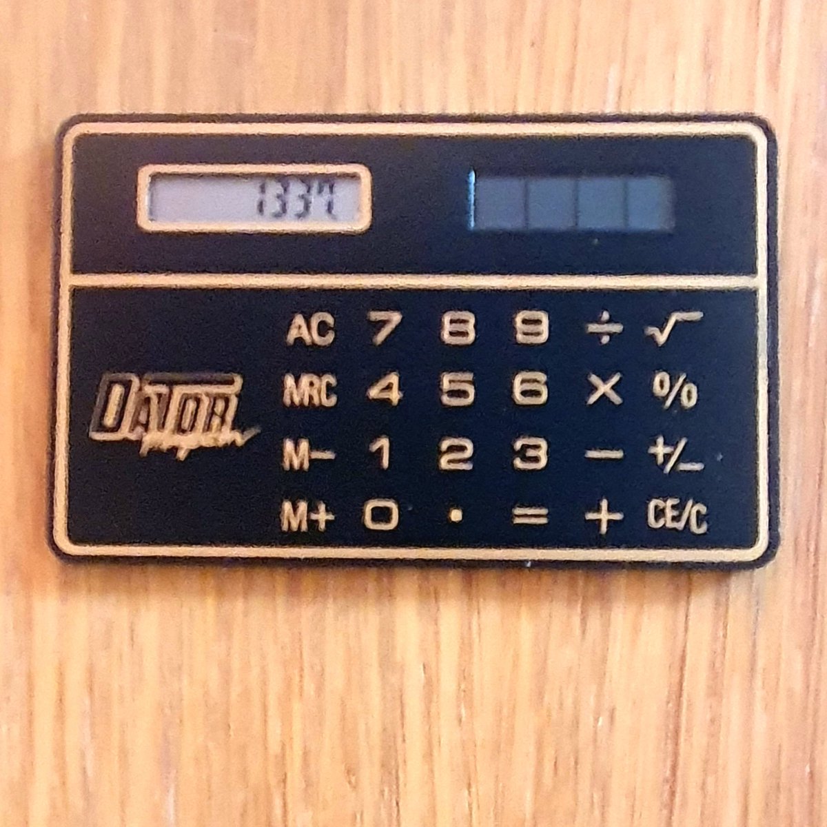 Apptelope's tweet photo. Found this old calculator when I was going through stuff. #SolarPower #DatorMagazin https://t.co/4mtvva2c18