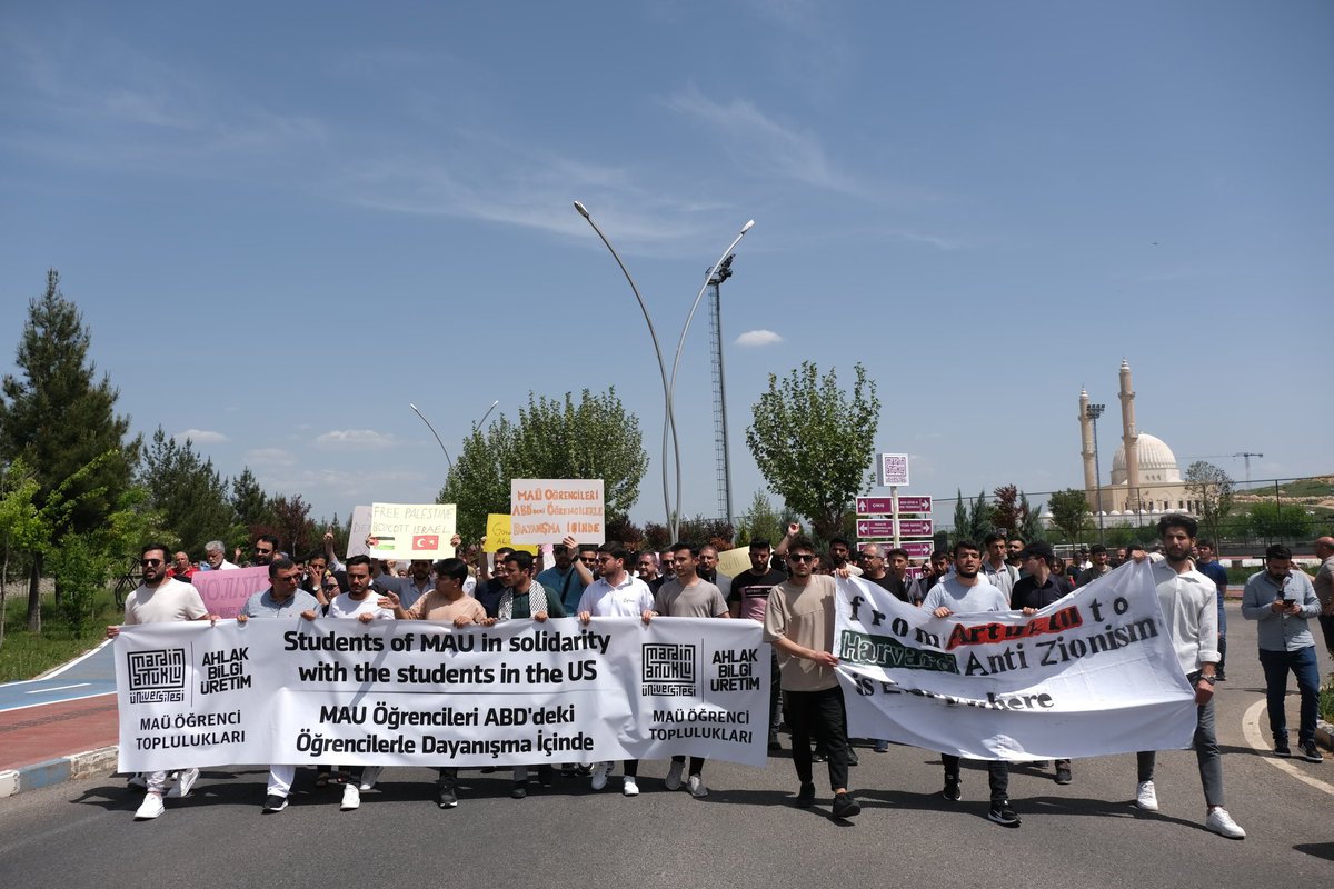 ABD Üniversitelerinde israilin Gazze'de sürdürdüğü katliamlara tepki gösteren öğrenci ve akademisyenlere yapılan baskılara/gözaltılara MAÜ Öğrenci Topluluklarımız Türkçe ve İngilizce dillerinde yaptıkları açıklamalar ve yürüyüş eylemiyle tepki gösterdi.
<a href="/erolozvar/">Erol Özvar</a>
<a href="/ibrahimozcosar/">ibrahim özcoşar</a>