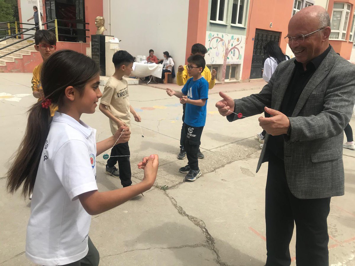 civrilhalkegitm's tweet photo. Çivril Halk Eğitim Merkezi olarak Hayat Boyu Öğrenme Kurumları Geleceğimiz olan çocuklarımızla buluşuyor teması Minik Eller Büyük Hayaller etkinliği ilkine ilçemiz kameroğlu Kardeşler Cumhuriyet İlköğretim Okulu'nda gerçekleştirdik https://t.co/k3tBhsKsiC