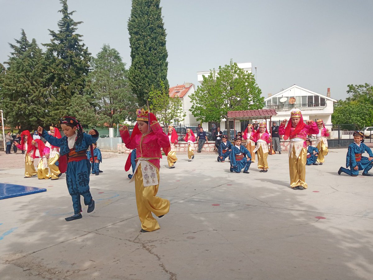 civrilhalkegitm's tweet photo. Çivril Halk Eğitim Merkezi olarak Hayat Boyu Öğrenme Kurumları Geleceğimiz olan çocuklarımızla buluşuyor teması Minik Eller Büyük Hayaller etkinliği ilkine ilçemiz kameroğlu Kardeşler Cumhuriyet İlköğretim Okulu'nda gerçekleştirdik https://t.co/k3tBhsKsiC