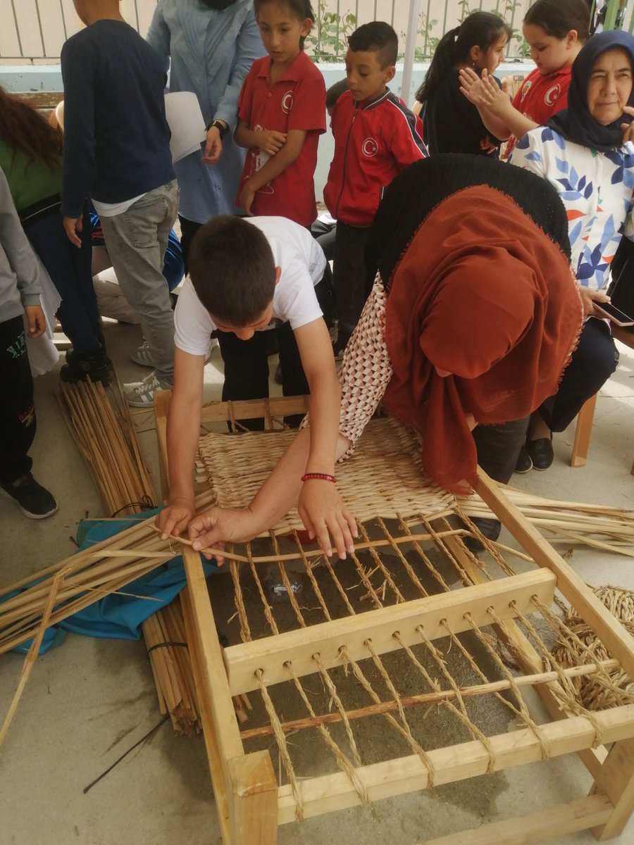 civrilhalkegitm's tweet photo. Çivril Halk Eğitim Merkezi olarak Hayat Boyu Öğrenme Kurumları Geleceğimiz olan çocuklarımızla buluşuyor teması Minik Eller Büyük Hayaller etkinliği ilkine ilçemiz kameroğlu Kardeşler Cumhuriyet İlköğretim Okulu'nda gerçekleştirdik https://t.co/k3tBhsKsiC