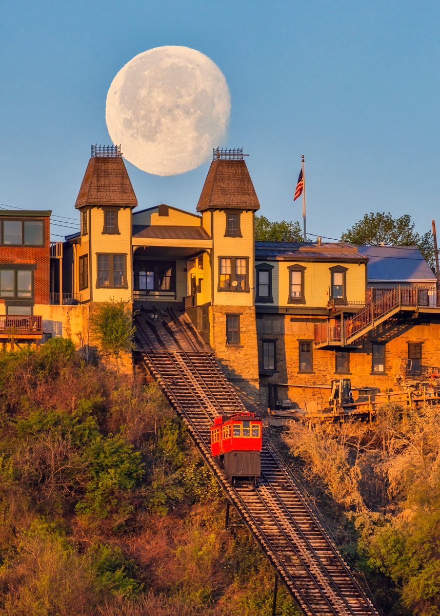 The moonset this morning in #Pittsburgh could not have worked out any better. Just as the sun rose above the city and illuminated the Mt. Washington hillside, the moon dropped right between the towers at the top of the Duquesne Incline. Timing was just perfect.
