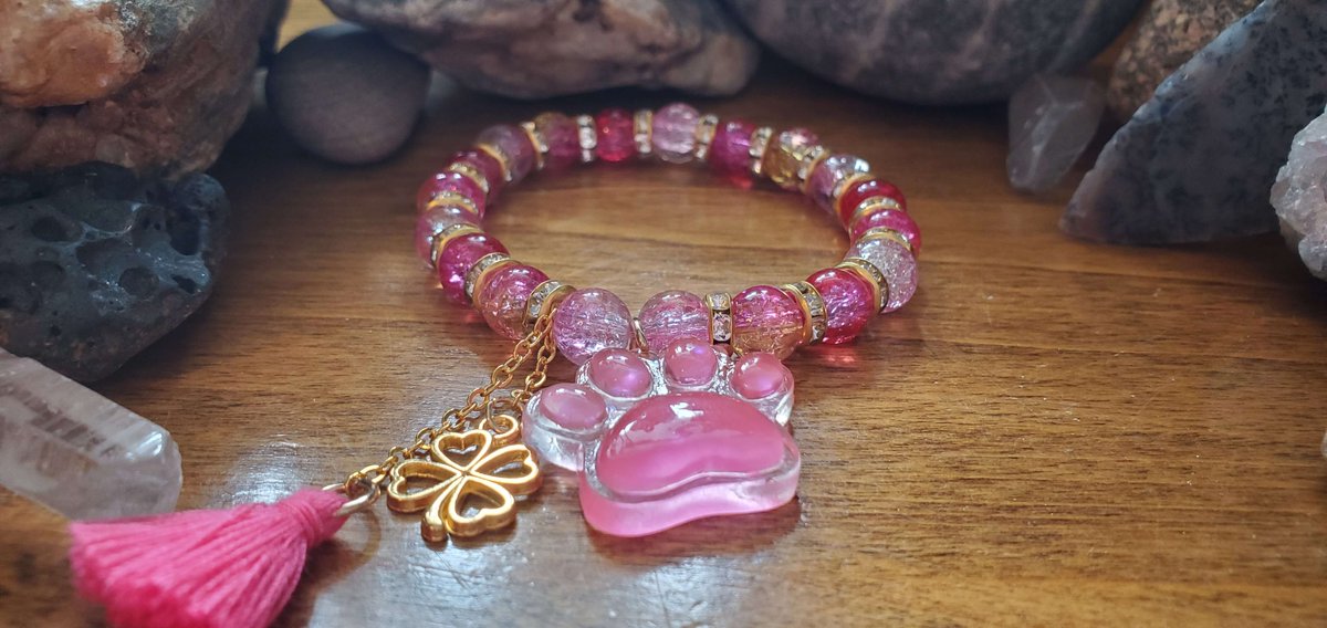 kanowyn's tweet photo. Starting  this morning and ending Sunday night I am having a 25% discount sale on  *everything* in my Etsy store! I need to clear out inventory so I have  space to add new stuff! https://t.co/qhrkPh1mzG https://t.co/fi8lKmusdx