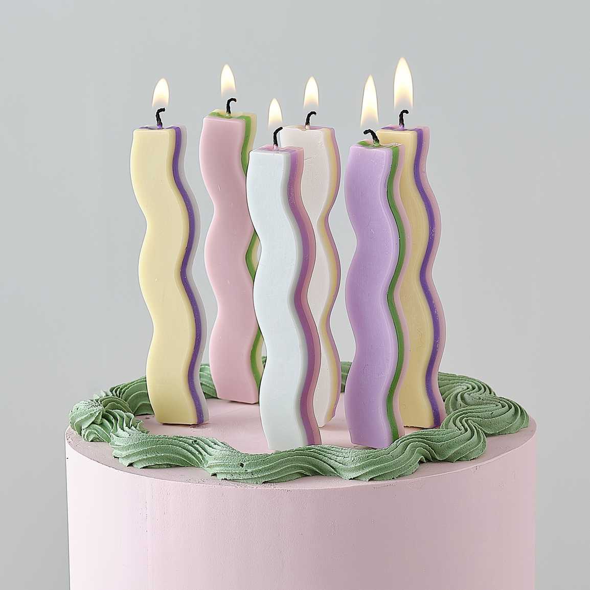 These new cake candles feature a playful, wavy design that adds a unique and modern touch to any celebration.

l8r.it/murw

#cakecandles #birthdaycake #birthdaycandles #pastelwave #pastelcandles #multicolourcandles #gingerray #joliefeteuk #partysupplies