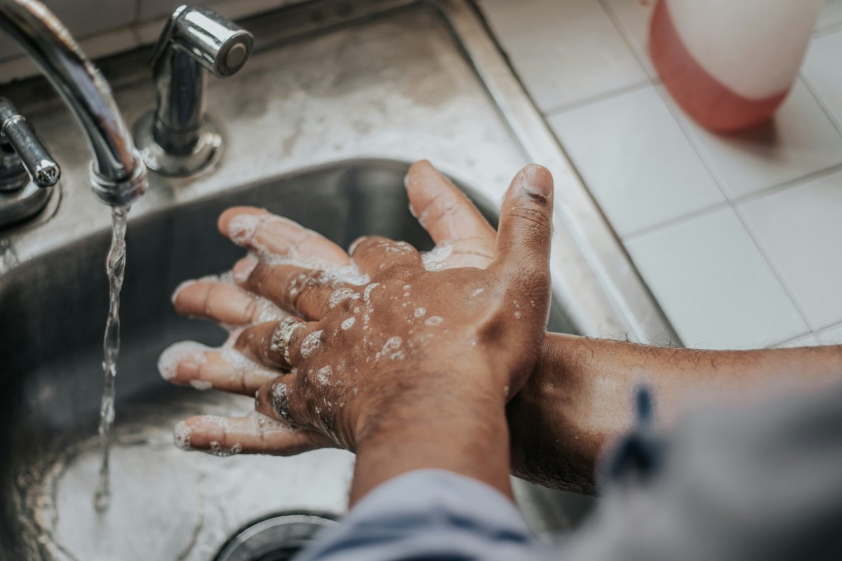 DCU researchers develop camera that can detect whether medical staff are washing their hands properly. The camera analyses hand movements so they are in line with @WHO guidelines. Read the @Independent_ie piece here: launch.dcu.ie/3xMCXlW #DCUResearch