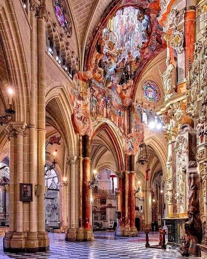 ¡La Catedral de #Toledo! Figuraos un bosque de gigantescas palmeras de granito que al entrelazar sus ramas forman una bóveda colosal y magnífica,bajo la que se guarece y vive, con la vida que le ha prestado,el genio, toda una creación de seres imaginarios y reales -G.A.Bécquer 👇