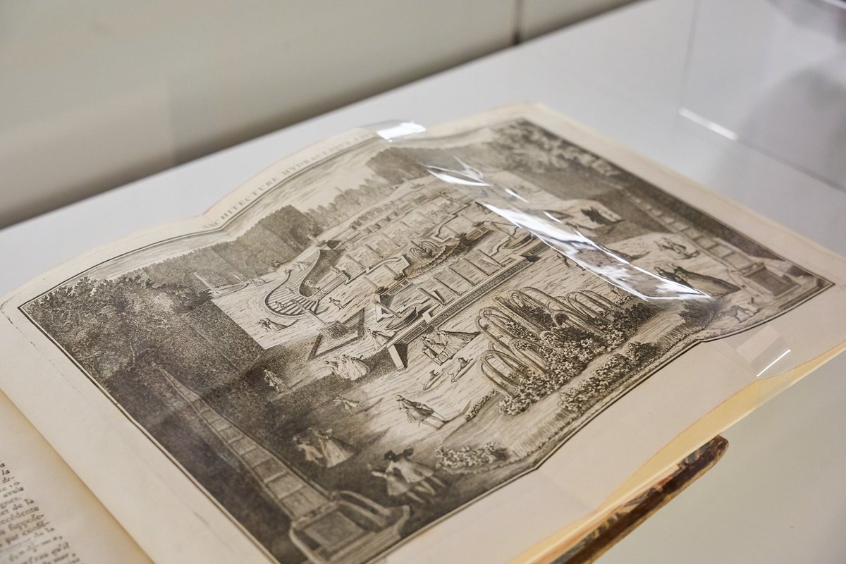 🌿La Universidad de Salamanca ofrece un paseo por los jardines en el tiempo en una exposición del fondo antiguo de su Biblioteca General Histórica.

“Naturaleza Fingida”, que reúne 30 libros escogidos especialmente por sus ilustraciones e incluye dos manuscritos del s. XIV y s.