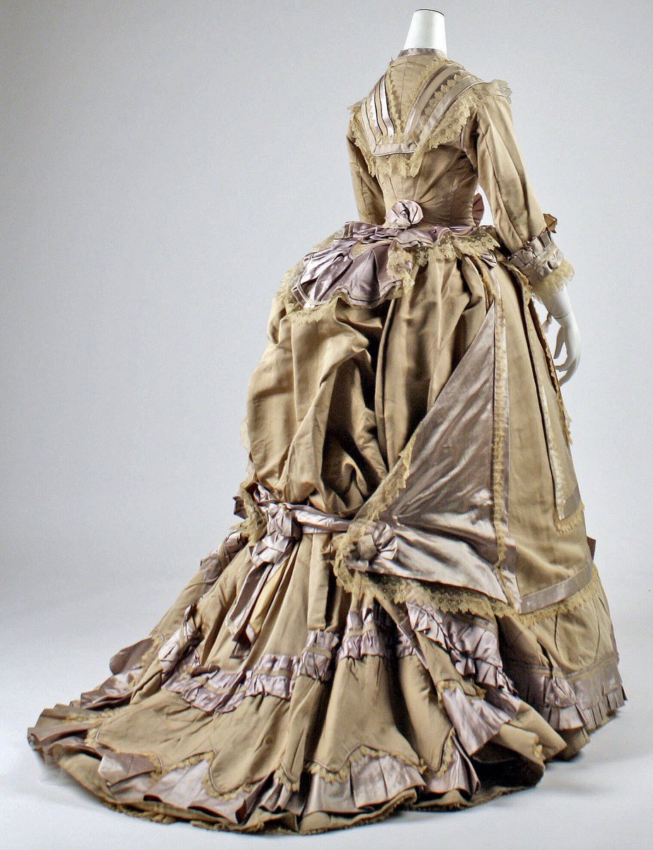 Friday treat time. Probably French, silk dress dated 1865-70. More images here via The Met: metmuseum.org/art/collection… #dresshistory #fashionhistory