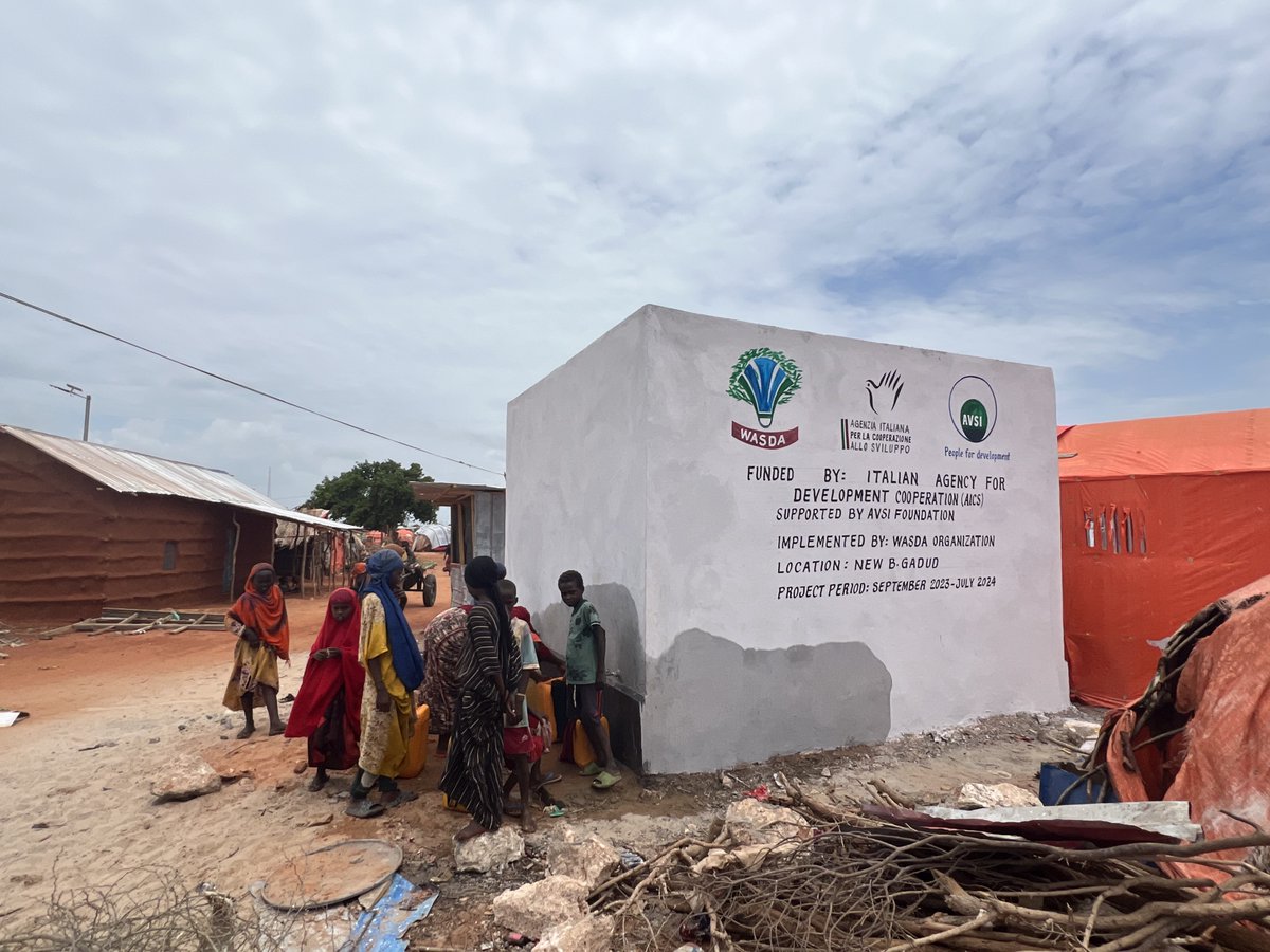@FondazioneAVSI in partnership with @WasdaSomalia with funds from @AICS_Nairobi & @ItalyinSomalia are fencing off an open-air water reservoir in #LowerJuba to prevent waste dumping and pollution and make it usable for domestic purposes. #AVSI #PeopleForDevelopment