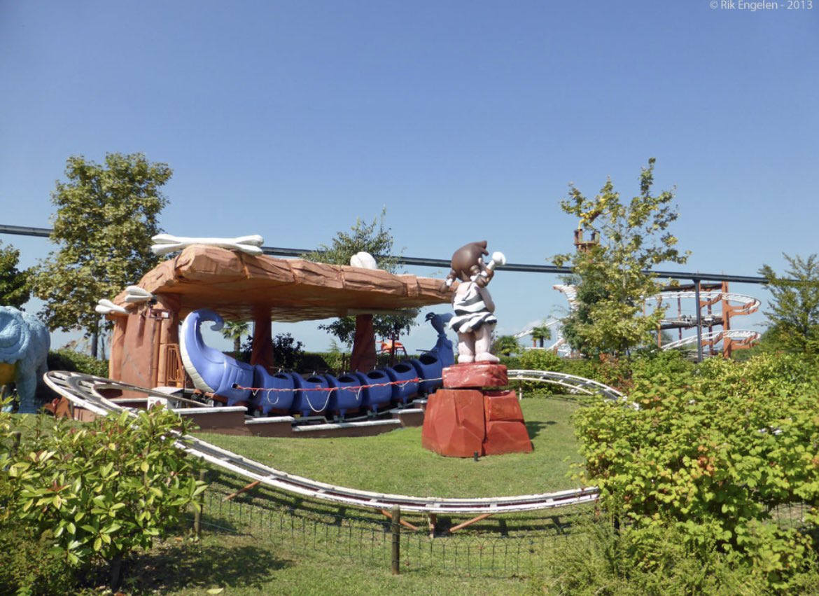 April 26th baby! 😊 Another classic today, with Bront’O’Ring, a 2007 “Dragon” style kiddie coaster! Am I sensing some Flintstones inspiration here? A🤔. It’s located at Movieland Park in Italy, the same park as Diabolik, which was the old Two Face at Six Flags America! (📸RCDB)