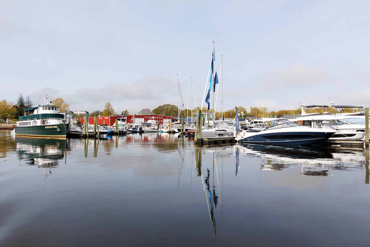 CSpringBoatShow's tweet image. ⛵️ Set sail for the 2024 #CTSpringBoatShow! Gates open at 1pm today, with an exciting line-up of boats and exhibits! Plus, catch SoundWaves kicking off our LIVE MUSIC from 3:30pm to 6pm 🎶 ow.ly/TVJr50RoH8W #experienceessex #ctboating #ctvisit #sailsup4cancer #makeithereCT