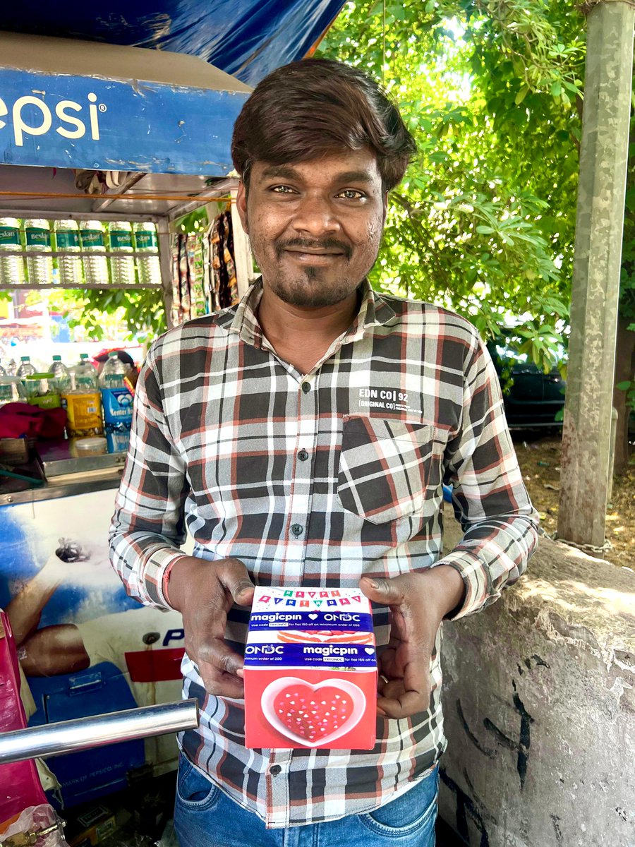 Meet Dinesh Bhaiya who sits outside my office and makes the best chai eva. Twas his daughter's birthday and wanted to get a cake but didn't know how.
So I made him download magicpin #ONDC app, he ordered a small cake for <50 using UPI!
India is growing for everyone! ❤️