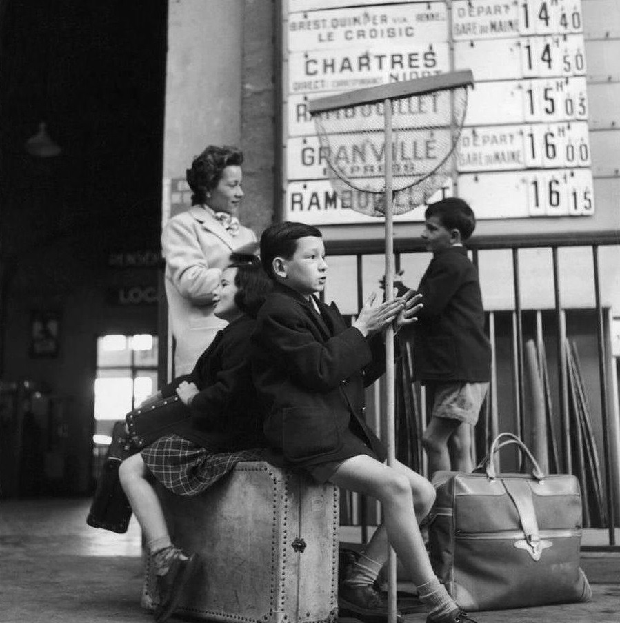 Robert Doisneau. In the Montparnasse station, in Paris, in 1956.