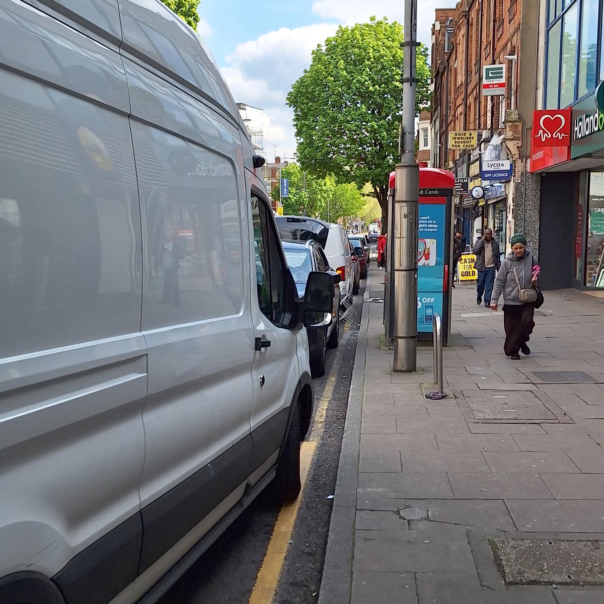A few days later, more or less the same spot. Won't bother tagging ealing parking as they don't exist any more. Hello @EalingCustSer  can you get some enforcement down to Uxbridge Rd W Ealing, stretch around Lidl to Deans Gardens, full of illegally parked cars all day every day
