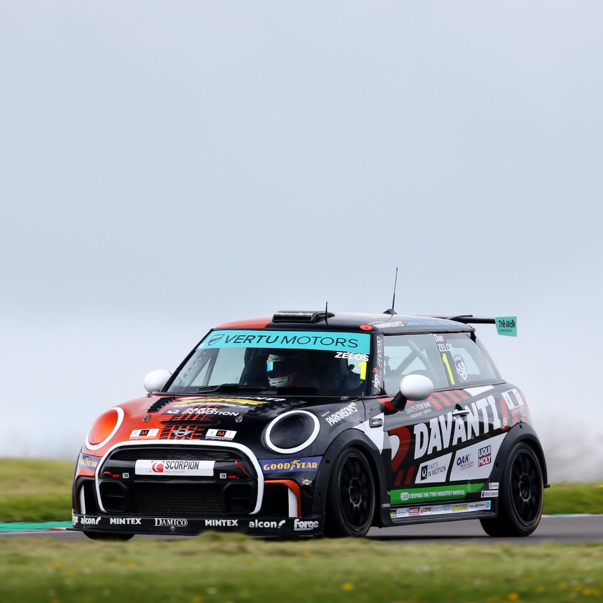 The first few snaps of my 50/50 MINI CHALLENGE contender for this year😍🔥 From the one and only @jakobebrey 📸 #DZ45 #DanZelos45 #racingdriver #motorsport #racing #racetrack #doningtonpark #photography #motorsportphotography #actionshot #rollingshot #sideshot #canon #nikon