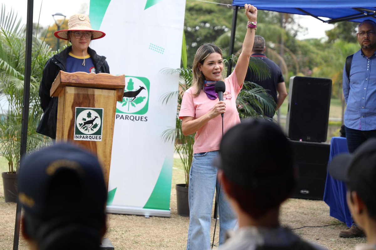 DhelizAlvarez's tweet photo. ¡Vértice 7️⃣ para proteger la Tierra! 

Participamos en un emotivo encuentro con Amäy Mon, nuestra madre que que nos cobija y nutre. 

Hermosa jornada de reflexión junto a lideresas ecologistas 🌸❤️🇻🇪

@maigualidav @rosich13 @InparquesVzla @NicolasMaduro 
#RealityShowFactorM https://t.co/zwV6Imx4tA