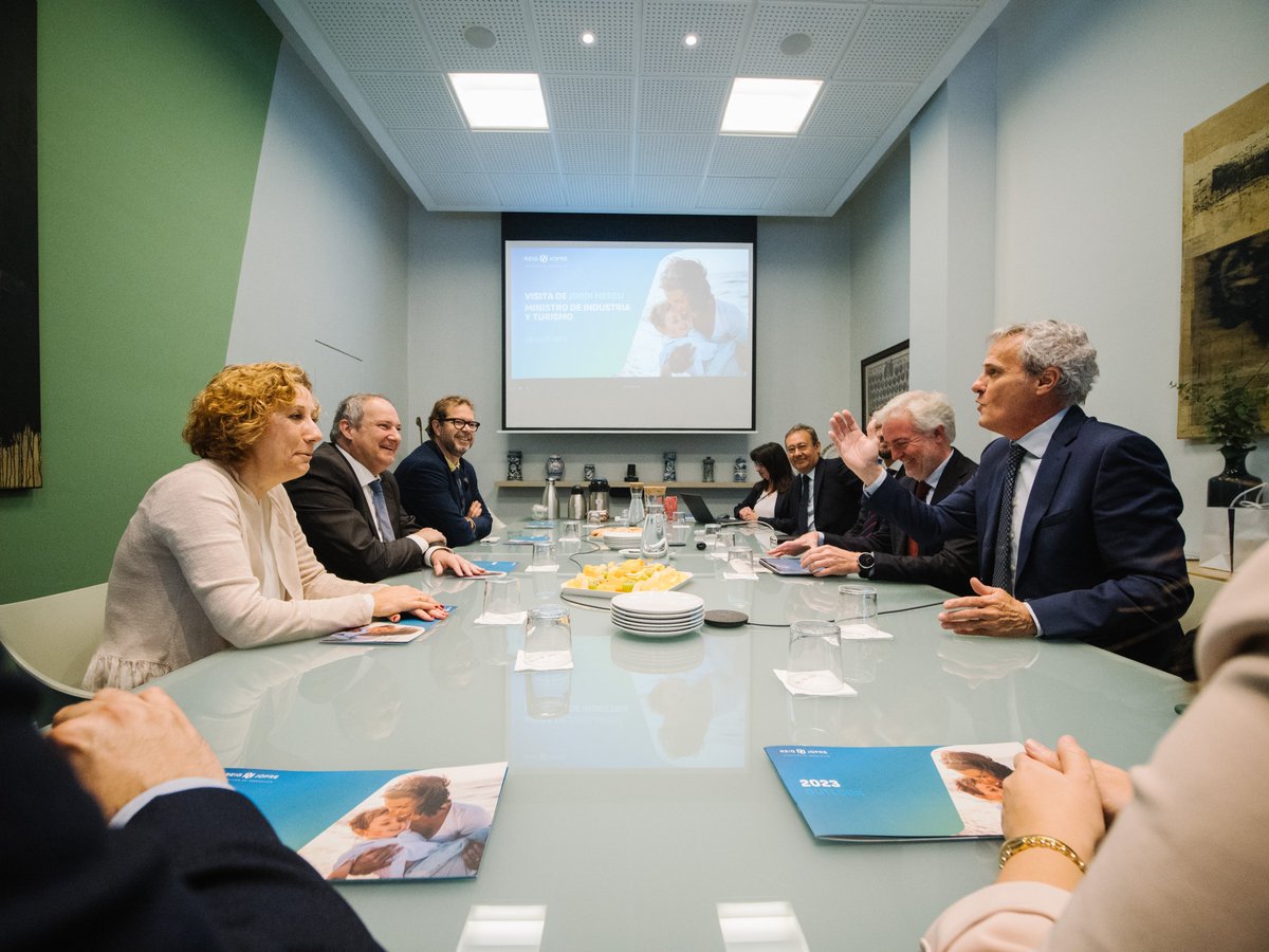 📷El ministro visita las instalaciones de la farmacéutica @ReigJofre,📍Sant Joan Despí. 🔹Una de las 17 españolas seleccionadas por Europa para garantizar fármacos esenciales 🔹Cuenta con de las plantas de inyectables más avanzadas de 🇪🇺 🗞️Más info.: run.gob.es/lmsbaa08