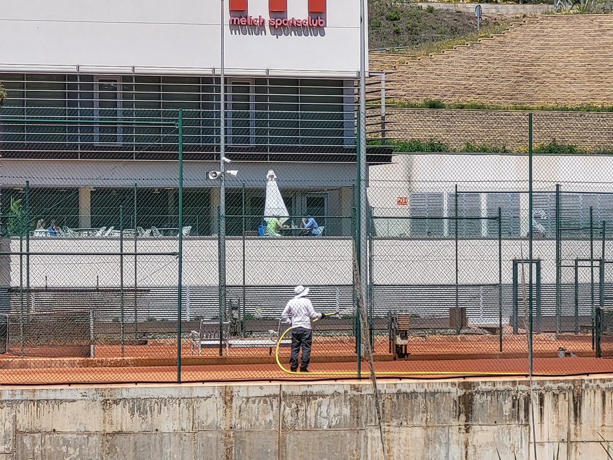 <a href="/santjustcat/">santjustcat</a> Es correcte regar els camps de tenis a ple sol (13:45 h.) en aquesta actual situació de sequera?