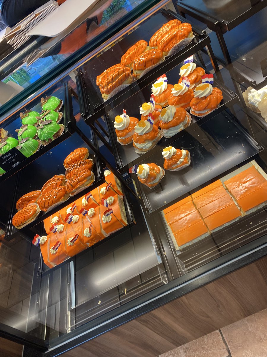Vandaag al rijen voor oranje lekkernijen van bakkerij Lakerveld op de Markt in Wijk bij Duurstede. Dat belooft voor morgen! #koningsdag #wijkbijduurstede
